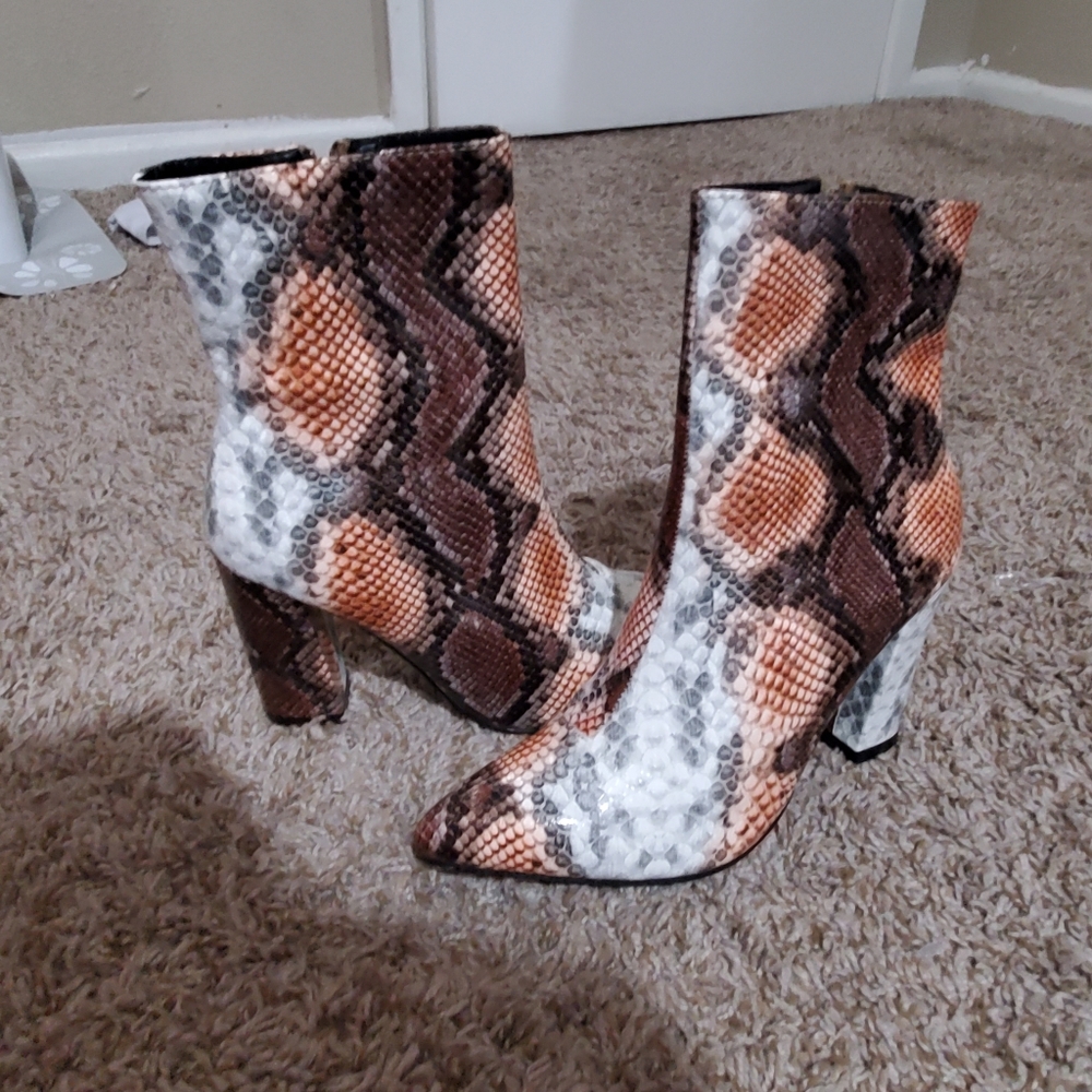 Mini Boots - Picture 1 of 8